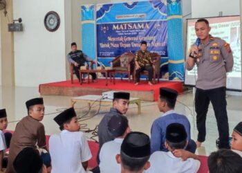 Kapolsek Bunaken Ipda Trivo Datukramat menghadiri undangan sebagai pemberi materi tentang bela negara kepada santri baru matsama ( masa taaruf Santri Madrasah) di Pondok Pesantren Darul Istiqamah, Rabu (19/7/2023) pukul 09.00 WITA.