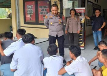 Polsek Malalayang menggerebek sejumlah pelajar  yang sedang asik pesta miras alias minuman keras dan hirup Lem Eha-Bond, Selasa (18/7/2023).