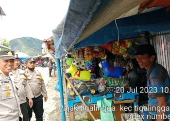 Kapolsek Tigalingga AKP SP. Siringo-ringo, SH bersama dengan personil Polsek Tigalingga lakukan Patroli Jalan kaki di Pusat Pasar Tradisional Tigalingga, Kamis 20-07-2023.
