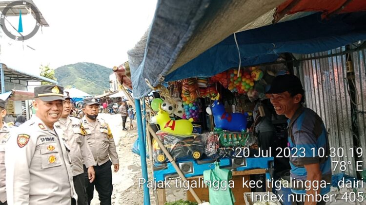 Kapolsek Tigalingga AKP SP. Siringo-ringo, SH bersama dengan personil Polsek Tigalingga lakukan Patroli Jalan kaki di Pusat Pasar Tradisional Tigalingga, Kamis 20-07-2023.