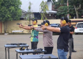 Latihan menembak dihadiri Kapolres Bone, AKBP Arief Doddy Suryawan dan Dandim 1407/Bone Letkol Inf Moch Rizki Hidayat Djohar