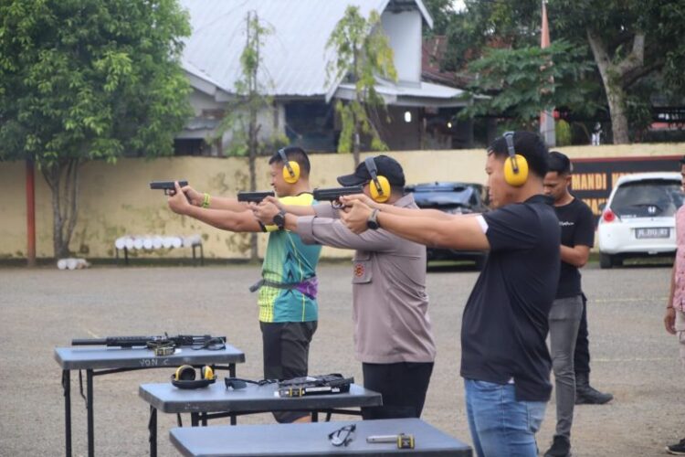 Latihan menembak dihadiri Kapolres Bone, AKBP Arief Doddy Suryawan dan Dandim 1407/Bone Letkol Inf Moch Rizki Hidayat Djohar