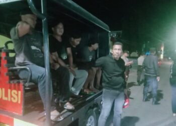 Jajaran Kepolisian Sektor Biringkanaya Polrestabes Makassar berhasil mengamankan 7 orang yang diduga melakukan pungutan liar (Parkir liar) di depan asrama haji Sudiang, Makassar. Rabu (19/7/2023) Malam.