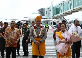 Kapolda Sumut yang baru, Irjen Pol Agung Setya Imam Effendi beserta istri dikalungi bunga saat tiba di Bandara KNIA, Kamis (20/7/2023). (Foto Dok/ Polda Sumut)