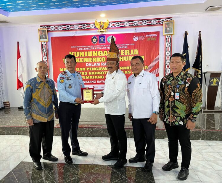 Brigjen Pol DR. Bambang Pristiwanto SH MH (Asdep Bidang Penanganan Kejahatan Transnasional dan Kejahatan Luar Biasa Deputi V Kamtibmas Kementerian Koordinator Politik Hukum dan Keamanan), didampingi AKBP DR. Benny M. Saragih S.I.K M.Si (Kabid Penanganan Kejahatan Transnasional dan Kejahatan Luar Biasa Deputi V Kamtibmas Kementerian Koordinator Politik Hukum dan Keamanan), mengunjungi Lembaga Pemasyarakatan Narkotika Kelas IIA Pematangsiantar dalam rangka monitoring dan evaluasi (monev), Kamis (20/07/2023).