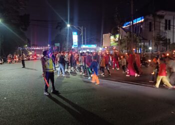 Kapolres Pematangsiantar AKBP Yogen Heroes Baruno SH S.I.K terjunkan 60 personel dalam pengamanan kegiatan masyarakat pawai obor dalam rangka peringatan 1 Muharram 1445 H/2023 M, Selasa (18/07/2023) sekira pukul 19.00 Wib.