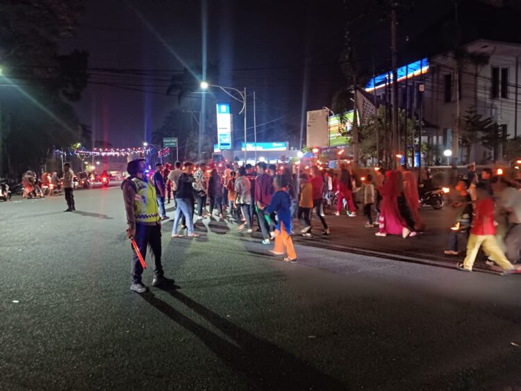 Kapolres Pematangsiantar AKBP Yogen Heroes Baruno SH S.I.K terjunkan 60 personel dalam pengamanan kegiatan masyarakat pawai obor dalam rangka peringatan 1 Muharram 1445 H/2023 M, Selasa (18/07/2023) sekira pukul 19.00 Wib.