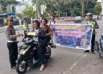 Satuan Lalulintas Polres Pematangsiantar melaksanakan sosialisasi serta edukasi kepada masyarakat terkait Operasi Patuh Toba 2023, di Jalan Merdeka depan BRI cab. Kota Pematangsiantar, Rabu (20/07/2023).