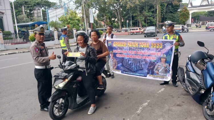 Satuan Lalulintas Polres Pematangsiantar melaksanakan sosialisasi serta edukasi kepada masyarakat terkait Operasi Patuh Toba 2023, di Jalan Merdeka depan BRI cab. Kota Pematangsiantar, Rabu (20/07/2023).
