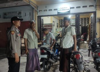 Personel Polsek Nisam saat melaksanakan patroli rutin antisipasi gangguan keamanan dan ketertiban masyarakat (Kamtibmas) di Gampong Meucat dan sejumlah gampong lainnya di Kecamatan Nisam, Aceh Utara, wilayah hukum Polres Lhokseumawe, Kamis (20/7/2023) malam.