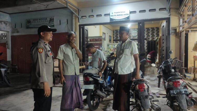 Personel Polsek Nisam saat melaksanakan patroli rutin antisipasi gangguan keamanan dan ketertiban masyarakat (Kamtibmas) di Gampong Meucat dan sejumlah gampong lainnya di Kecamatan Nisam, Aceh Utara, wilayah hukum Polres Lhokseumawe, Kamis (20/7/2023) malam.