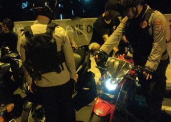 Personel Satuan Samapta Polresta Manado melaksanakan patroli Preisi tepatnya di wilayah hukum Polresta Manado, Rabu (19/7/2023) malam.