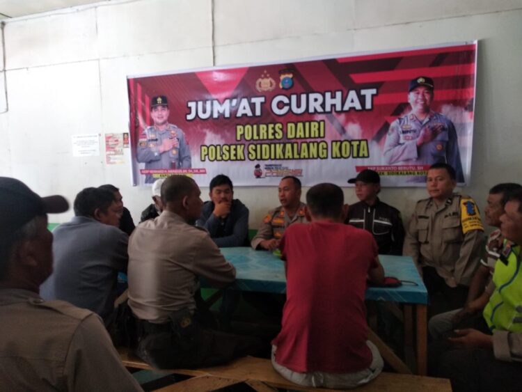 Kapolsek Sidikalang Kota AKP Sukanto Berutu, SH Bersama personil gelar kegiatan jumat curhat yang berlokasi di Stasiun Meliala jaya Desa Kalang Jl. Sisingamangaraja Bawah Kecamatan Sidikalang Kabupaten Dairi. Jumat 21-07-2023.