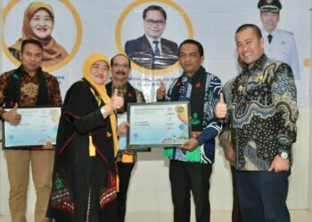 Penghargaan oleh Sekretaris Utama BKN Imas Sukmariah, kepada Pj Sekretaris Daerah Kota Sabang Andri Nourman, di Aula Setdakab Bener Meriah, Redelong, Kamis (20/07/23).