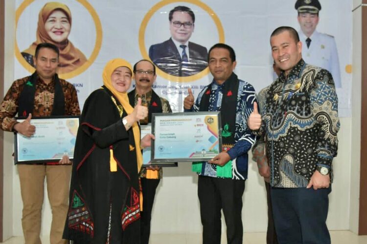 Penghargaan oleh Sekretaris Utama BKN Imas Sukmariah, kepada Pj Sekretaris Daerah Kota Sabang Andri Nourman, di Aula Setdakab Bener Meriah, Redelong, Kamis (20/07/23).