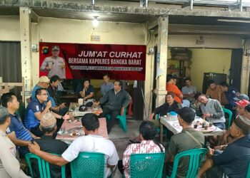 Bertempat di Warung Kopi Ak Nur, Kecamatan Mentok, Kabupaten Bangka Barat telah dilaksanakan kegiatan jumat curhat oleh Kapolres Bangka Barat AKBP Ade Zamrah SIK dengan warga Masyarakat Mentok.