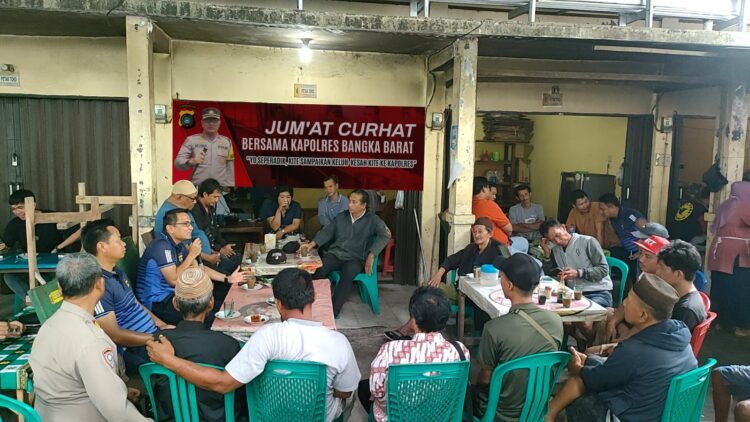 Bertempat di Warung Kopi Ak Nur, Kecamatan Mentok, Kabupaten Bangka Barat telah dilaksanakan kegiatan jumat curhat oleh Kapolres Bangka Barat AKBP Ade Zamrah SIK dengan warga Masyarakat Mentok.