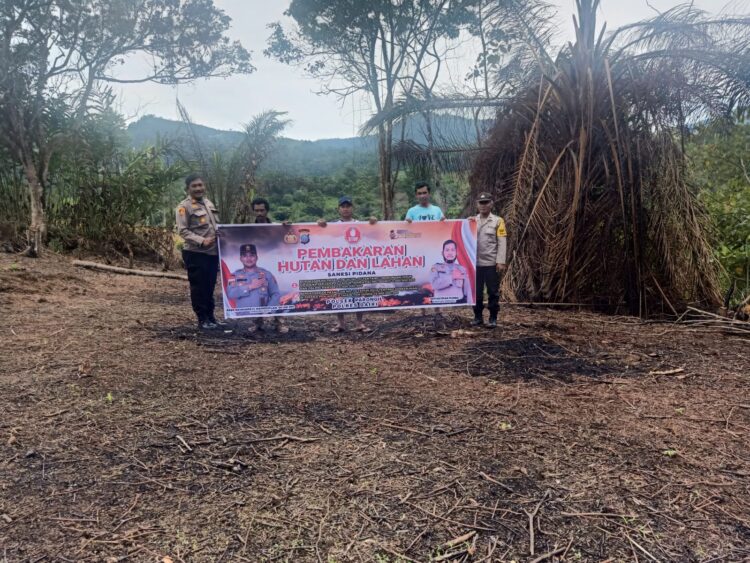 Kapolsek Parongil Hotman Purba Beserta Jajaran Polsek Parongil Aiptu Syahril Ps. Kanit Binmas, Ps.Kanit Samapta Aipda Nasib PT Sinaga terus menerus menyampaikan himbauan dan mengedukasi masyarakat agar bersama-sama mencegah terjadinya kebakaran hutan dan lahan di wilayah hukum Polres Dairi khususnya wilayah hukum Polsek Parongil, Jumat (21-07-2023).