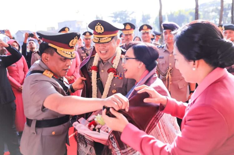 Kapolda Sumut yang baru, Irjen Pol Agung Setya Imam Effendi dan istri diulosi Mantan Kapolda Sumut, Irjen Pol RZ Panca Putra Simanjuntak saat tiba di Mapolda Sumut, Jumat (21/7/2023). (Foto Dok/ Polda Sumut)