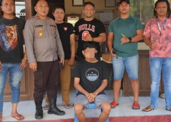 Seorang pria berinisial DA (23), warga Desa Poigar Kecamatan Sinosayang ditangkap polisi usai mencuri Handphone milik Korban Figo Gabriel Robot (21)