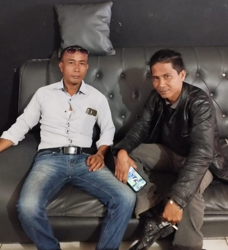 Awak media Mitrapolri.com saat meminta tanggapan Alisadar Sinaga selaku bakal calon pangulu Nagori Bayu Bagasan Sabtu (22/ 07/2023)