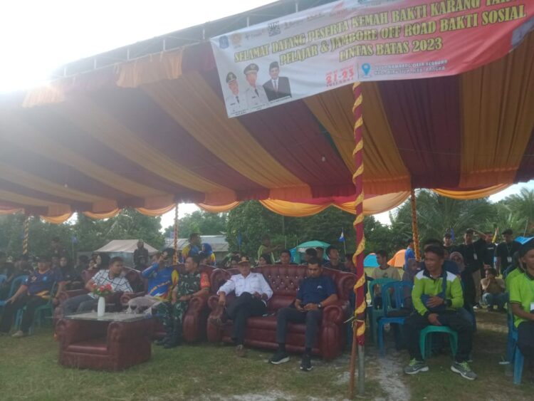 Camat Riau Silip Firman menghadiri dengan antusiasme kegiatan pembukaan Kemah Bhakti Karang Taruna Pemuda Pelajar dan Jambore Offroad Bakti Sosial Lintas Batas yang berlangsung di Dusun Rambang desa berbura kecamatan Riau silip
