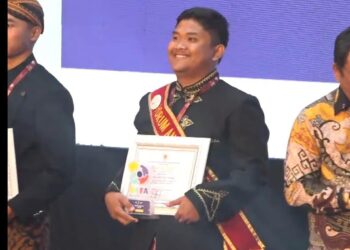 Penghargaan diterima Ketua Forum Anak Kota Sabang (FAKOSA) Dhaifan Wirasatya Irawan, di Taman Budaya Raden, Semarang, Sabtu (22/7/2023)