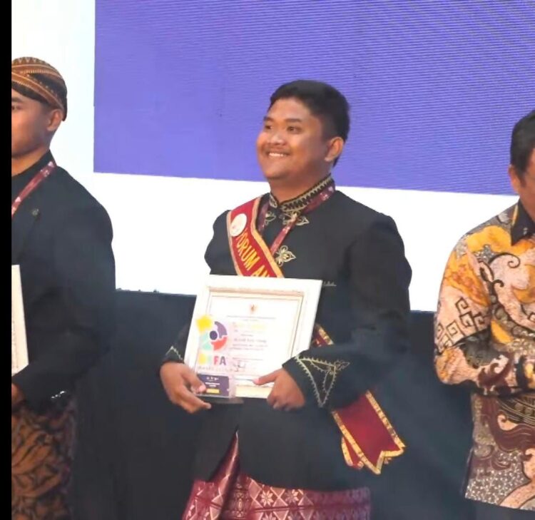 Penghargaan diterima Ketua Forum Anak Kota Sabang (FAKOSA) Dhaifan Wirasatya Irawan, di Taman Budaya Raden, Semarang, Sabtu (22/7/2023)