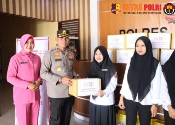 Pemberian bantuan sosial diserahkan secara langsung, Kapolres Sidrap AKBP Erwin Syah. S.I.K dan Ketua Bhayangkari Cabang Sidrap Ny. Siska Erwin Syah yang berlangsung di Loby Mapolres Sidrap. Senin (24/07/2023).