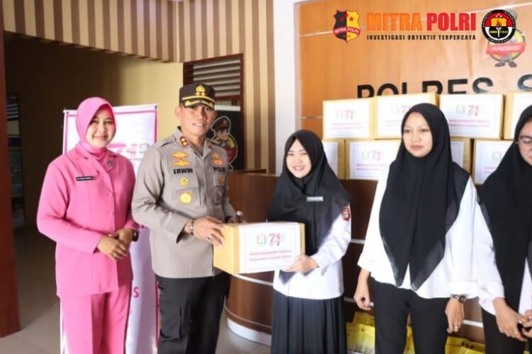 Pemberian bantuan sosial diserahkan secara langsung, Kapolres Sidrap AKBP Erwin Syah. S.I.K dan Ketua Bhayangkari Cabang Sidrap Ny. Siska Erwin Syah yang berlangsung di Loby Mapolres Sidrap. Senin (24/07/2023).