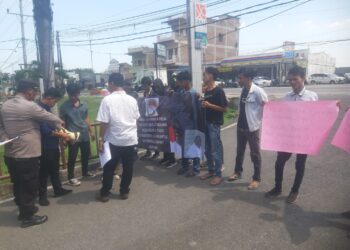 Massa dari Aliansi Masyarakat Nasionalis Transparansi Informasi (Amnasti) melakukan demo di depan Mapolda Sumut, Senin (24/7/2023).