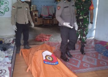 Lajang tua, inisial FS (40) warga Desa Silalahi II Kabupaten Dairi ditemukan ibu kandungnya tewas tergantung terikat tali di leher dalam rumahnya, Senin (24/7/23).
