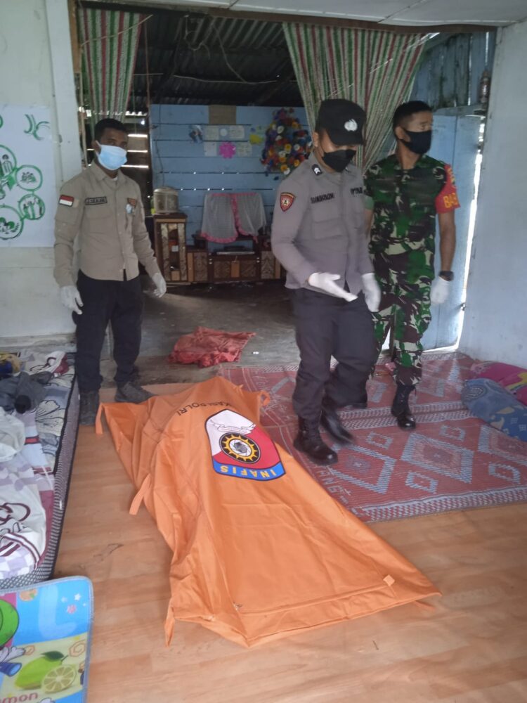 Lajang tua, inisial FS (40) warga Desa Silalahi II Kabupaten Dairi ditemukan ibu kandungnya tewas tergantung terikat tali di leher dalam rumahnya, Senin (24/7/23).