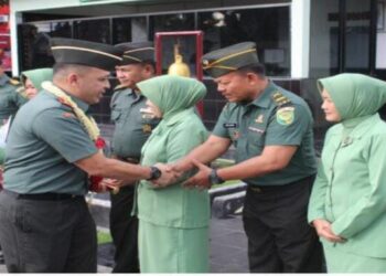 Kodim 0402/OKI menggelar tradisi penyambutan dan penerimaan Dandim baru Letkol Inf Irsyad Mahdi Pane beserta Ny. Irsyad Mahdi Pane, di Makodim 0402/OKI