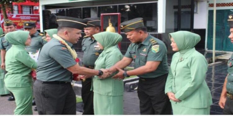 Kodim 0402/OKI menggelar tradisi penyambutan dan penerimaan Dandim baru Letkol Inf Irsyad Mahdi Pane beserta Ny. Irsyad Mahdi Pane, di Makodim 0402/OKI