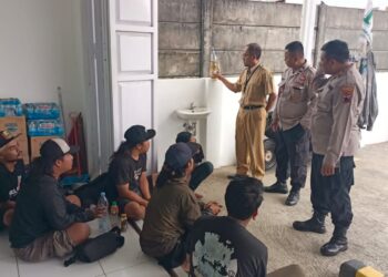 Bhabinkamtibmas Polsek Wangon menertibkan sekelompok klub motor yang sedang minuman-minumas keras didepan minimarket Wangon, Senin (24/7/23).