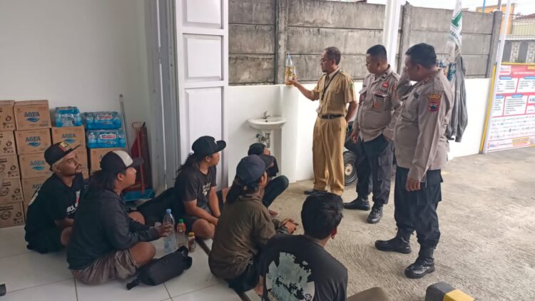 Bhabinkamtibmas Polsek Wangon menertibkan sekelompok klub motor yang sedang minuman-minumas keras didepan minimarket Wangon, Senin (24/7/23).