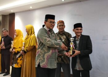 Penghargaan diserahkan langsung oleh Kepala Kanwil Kemenag Aceh Drs. H. Azhari, di Grand Arabia Hotel, Banda Aceh, Jum'at malam (21/07/2023).
