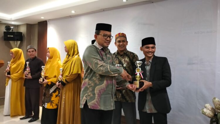 Penghargaan diserahkan langsung oleh Kepala Kanwil Kemenag Aceh Drs. H. Azhari, di Grand Arabia Hotel, Banda Aceh, Jum'at malam (21/07/2023).