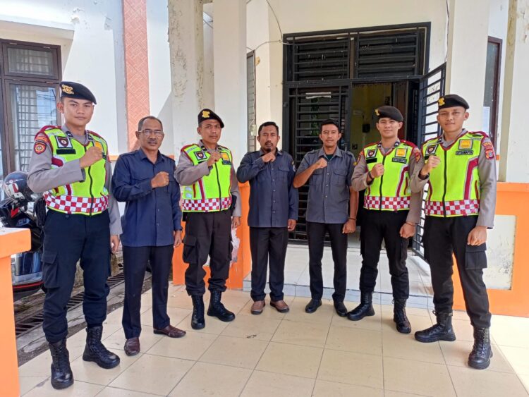 Tim Patroli Polres Nagan Raya Selasa (25/07/23) menyambangi kantor Badan Pengawas Pemilu (Bawaslu) kabupaten Nagan Raya dalam rangka memastikan tahapan pemilu berjalan lancar tanpa gangguan kamtibmas.