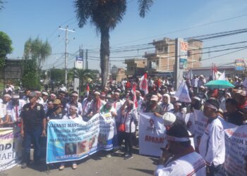 Ribuan orang yang tergabung dalam Aliansi Masyarakat Sumatera Utara melakukan aksi demo di depan Mapolda Sumut, Selasa (25/7/23) sekira pukul 09.00 WIB