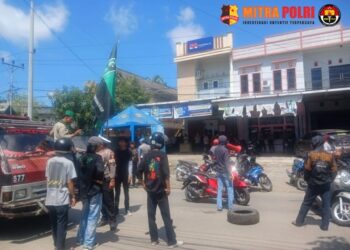 Sejumlah kader Himpunan Mahasiswa Islam (HMI) Cabang Sinjai melakukan aksi unjuk rasa di depan Kantor Mandala Finance Sinjai, Kecamatan Sinjai Utara, Kabupaten Sinjai, Selasa (25/7/2023).