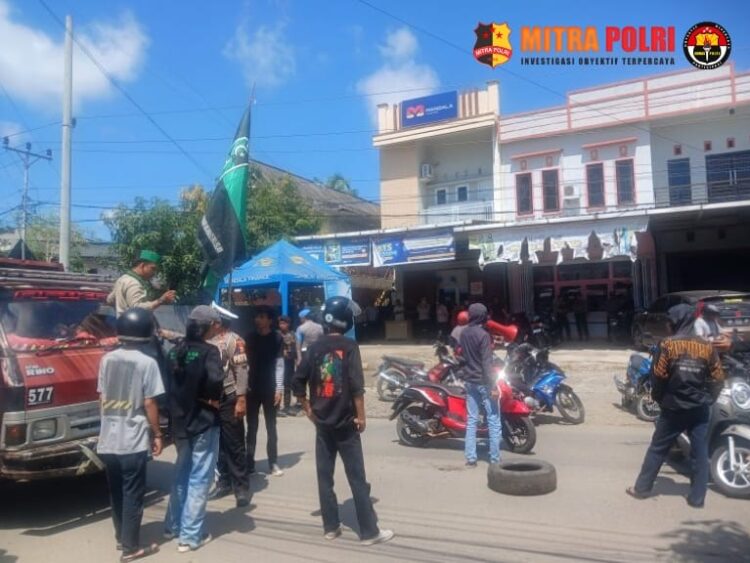 Sejumlah kader Himpunan Mahasiswa Islam (HMI) Cabang Sinjai melakukan aksi unjuk rasa di depan Kantor Mandala Finance Sinjai, Kecamatan Sinjai Utara, Kabupaten Sinjai, Selasa (25/7/2023).