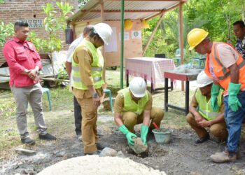 Peletakan batu pertama oleh Pj Wali Kota Sabang Reza Fahlevi, di salah satu rumah warga penerima bantuan, Nur Asidah, yang berlokasi di Ujong Kareung, Selasa (25/7/23).