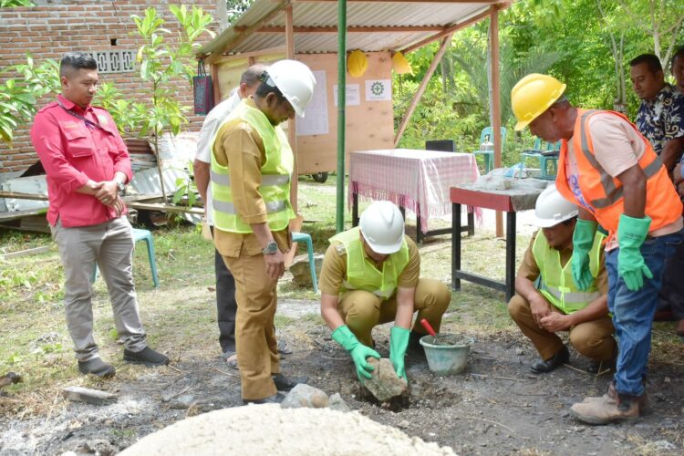 Peletakan batu pertama oleh Pj Wali Kota Sabang Reza Fahlevi, di salah satu rumah warga penerima bantuan, Nur Asidah, yang berlokasi di Ujong Kareung, Selasa (25/7/23).