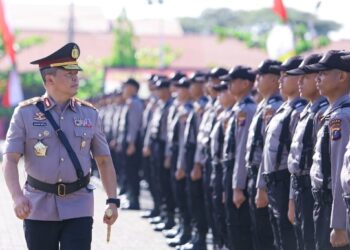 PERIKSA BARISAN: Kapolda Sumut, Irjen Pol Agung Setya Imam Efendi memeriksa barisan Bintara Polri di Lapangan SPN Hinai Polda Sumut, Desa Suka Jadi Kecamatan Hinai, Kabupaten Langkat, Selasa (25/7/2023). (Foto Dok/ Polda Sumut)