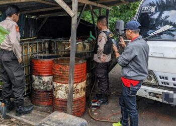 Personel Polsek Mapanget Polresta Manado berhasil menggrebek tempat penimbunan BBM bersubsidi jenis solar.