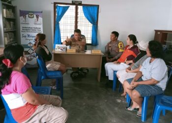 Bhabinkamtibmas Kelurahan Kahean Aipda HE Pane, Lurah dan RT setempat melakukan mediasi atas selisih paham antar warga, di Kantor Lurah Kahean, Jalan Tualang, Kecamatan Siantar Utara, Kota Pematangsiantar, Selasa (25/07/2023) sekira pukul 10.00 Wib.