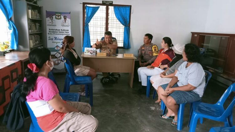 Bhabinkamtibmas Kelurahan Kahean Aipda HE Pane, Lurah dan RT setempat melakukan mediasi atas selisih paham antar warga, di Kantor Lurah Kahean, Jalan Tualang, Kecamatan Siantar Utara, Kota Pematangsiantar, Selasa (25/07/2023) sekira pukul 10.00 Wib.