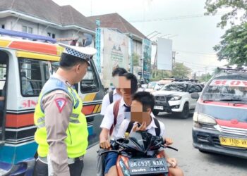 Anggota Satlantas di lapangan menemukan masih ada masyarakat pengguna jalan yang melanggar aturan berlalu lintas, yaitu dengan tidak memakai helm maupun membawa penumpang lebih dari satu orang.